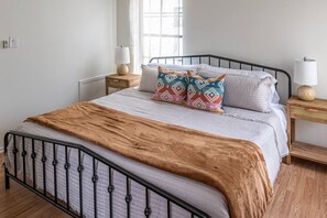 1 Schlafzimmer, Schreibtisch, Bügeleisen/Bügelbrett, Reisekinderbett