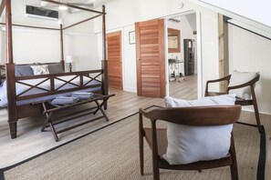 1 habitación, escritorio, tabla de planchar con plancha y cuna de viaje