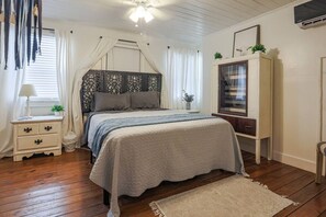1 chambre, bureau, fer et planche à repasser, lit parapluie
