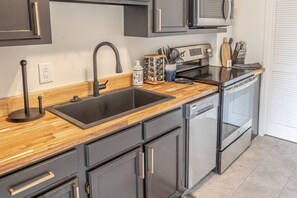 Fridge, microwave, oven, stovetop - Hermes' Respite - A Runner's Paradise (Tulsa)