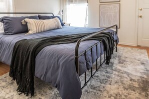 1 soverom, skrivebord, strykejern/-brett og reiseseng for barn