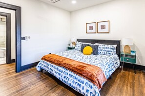 2 bedrooms, desk, iron/ironing board, travel crib