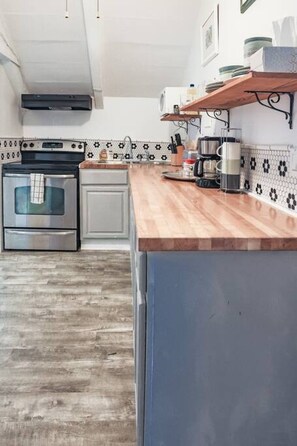 Kjøleskap, mikrobølgeovn, ovn og kokeplater