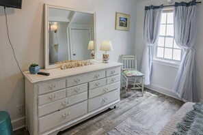 Desk, iron/ironing board, travel cot, WiFi - The Mary Read - A Pirate’s Serenity (Christiansted)