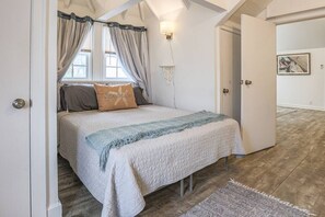 Skrivebord, strykejern/-brett, reiseseng for barn og wi-fi