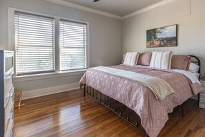 2 habitaciones, escritorio y tabla de planchar con plancha 