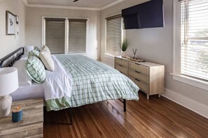 2 chambres, bureau, fer et planche à repasser, lit de bébé portatif