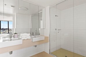 Bruser, hårtørrer, håndklæder, Sæbe