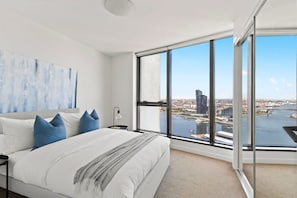 2 bedrooms, iron/ironing board, WiFi, bed sheets - A 2BR Apt with Amazing Harbor Views, FREE Parking (Docklands)