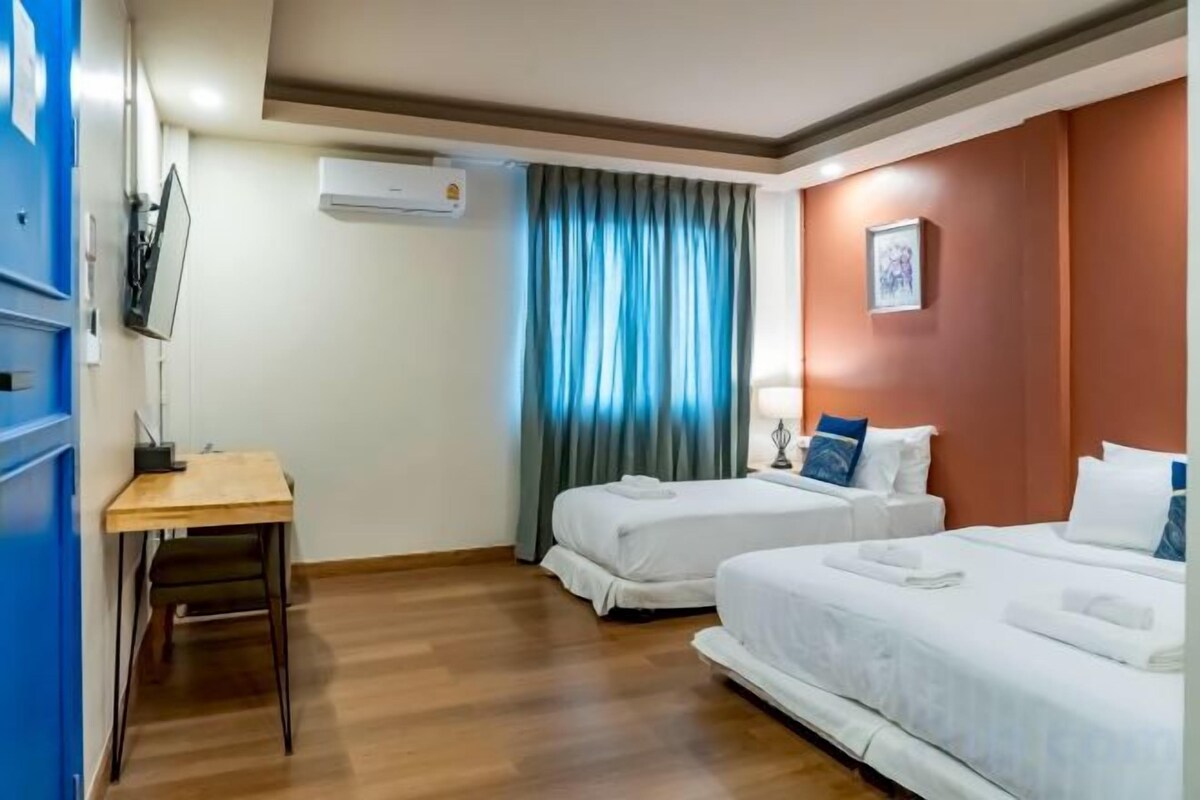 Minibar, bàn, màn/rèm cản sáng, bàn ủi/dụng cụ ủi quần áo 