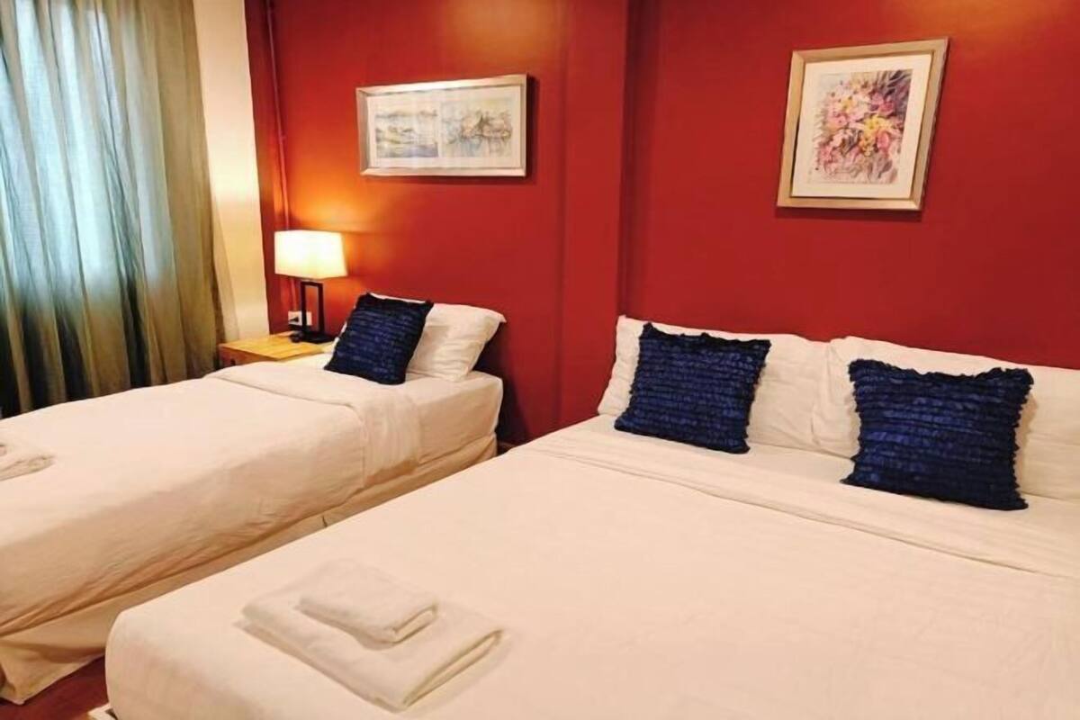 Minibar, escritorio, cortinas opacas y tabla de planchar con plancha