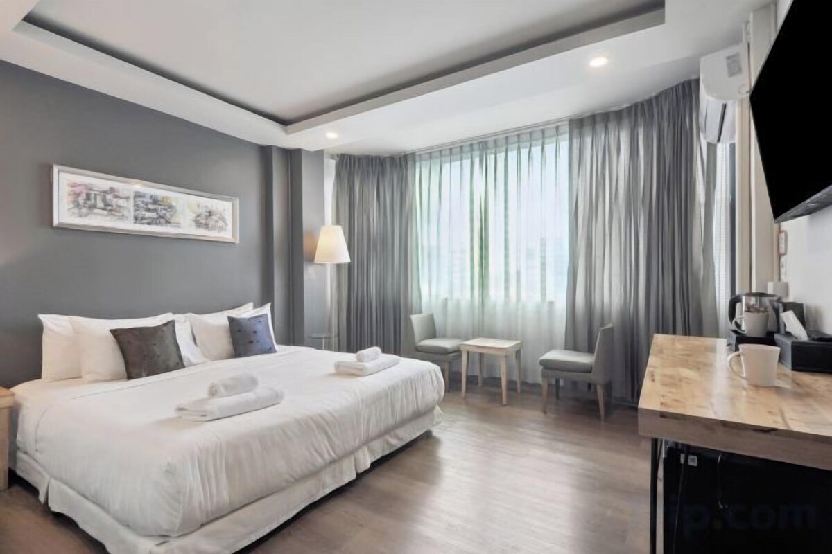 Minibar, bàn, màn/rèm cản sáng, bàn ủi/dụng cụ ủi quần áo 