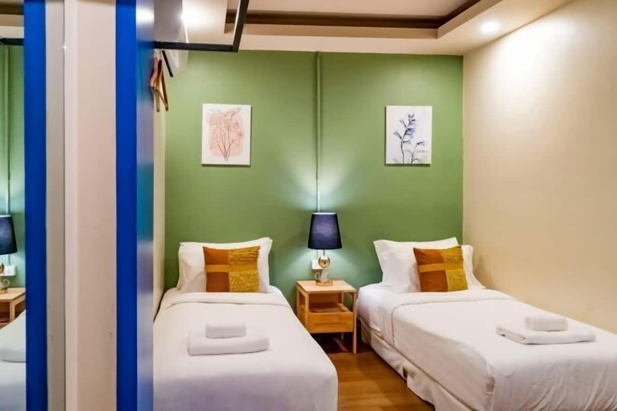 Minibar, escritorio, cortinas opacas y tabla de planchar con plancha