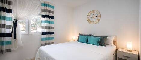 Fer et planche à repasser, Wi-Fi gratuit, draps fournis