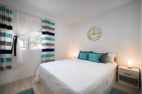 Iron/ironing board, free WiFi, bed sheets