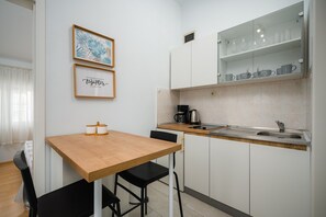 Fridge, microwave, coffee/tea maker, electric kettle - Apartment  Rose II with shared pool in Porec, Istria (Vrvari)