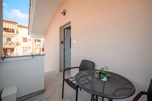 Outdoor dining - Apartment  Rose II with shared pool in Porec, Istria (Vrvari)