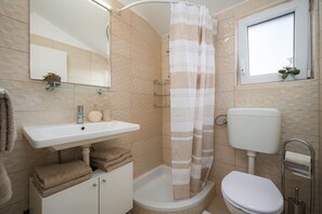 Shower, towels - Apartment  Rose II with shared pool in Porec, Istria (Vrvari)