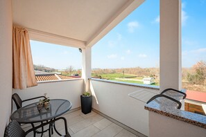 Outdoor dining - Apartment  Rose II with shared pool in Porec, Istria (Vrvari)