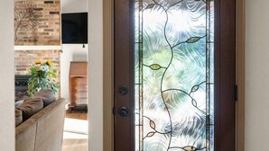 A wooden door with a decorative glass panel featuring leaf patterns. - Private retreat in the heart of Chico, just moments away from the enchanting Lower Bidwell Park (Chico)