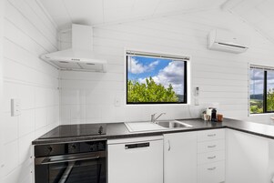 Design Cottage | Private kitchen | Full-size fridge, microwave, oven, stovetop