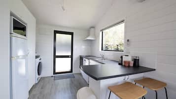 Design Cottage | Private kitchen | Full-sized fridge, microwave, oven, stovetop