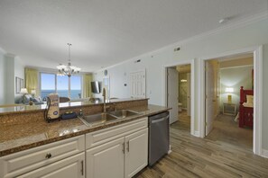 Een koelkast, een oven, een kookplaat, een vaatwasser