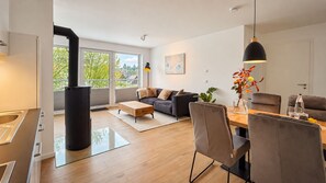 A modern living space with a kitchen, dining area, and seating area. - Vacation rental (new construction 2023) in prime location with fireplace and bal (Winterberg)