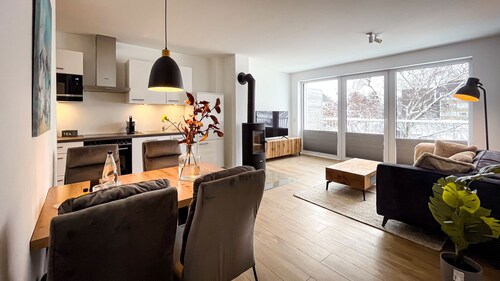 Vacation rental (new construction 2023) in prime location with fireplace and bal