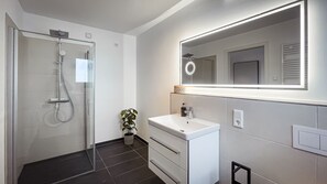 Shower, hair dryer, towels - Vacation rental (new construction 2023) in prime location with fireplace and bal (Winterberg)