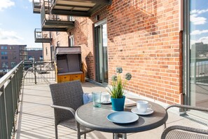 Outdoor dining - Exzellentes Ferienapartment mit Dachterrasse und Strandkorb im Hafen von Wismar (Hansestadt Wismar)
