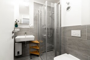 Shower, hair dryer, towels - Exzellentes Ferienapartment mit Dachterrasse und Strandkorb im Hafen von Wismar (Hansestadt Wismar)