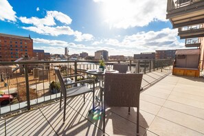 Outdoor dining - Exzellentes Ferienapartment mit Dachterrasse und Strandkorb im Hafen von Wismar (Hansestadt Wismar)