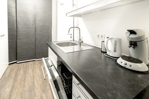 Réfrigérateur, micro-ondes, four, plaque de cuisson