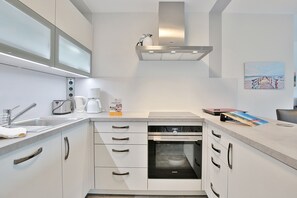 Refrigerador, horno, lavavajillas, cafetera/tetera