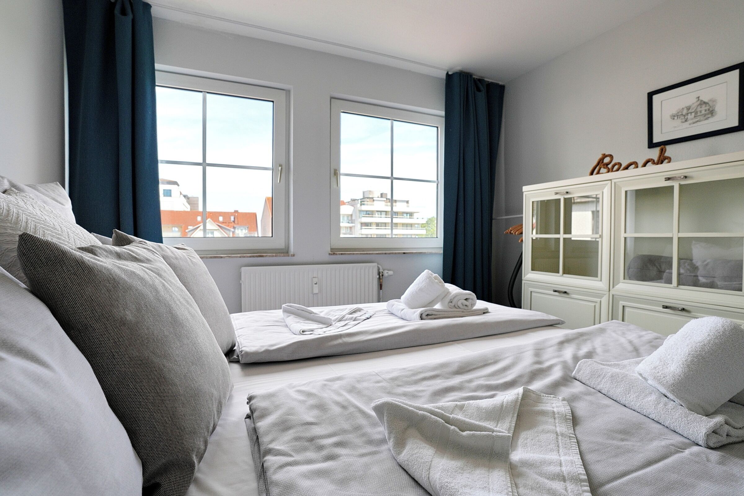 Ein Hotelzimmer mit Bett, Schrank und Fenster.