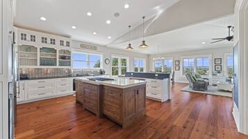 Kjøleskap, ovn, kokeplater og oppvaskmaskin