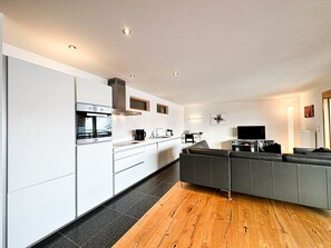 Refrigerador, horno, parrilla de estufa y lavavajillas