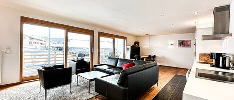 Una televisión, un reproductor de DVD, libros