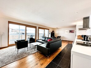 Televisión, reproductor de DVD y libros