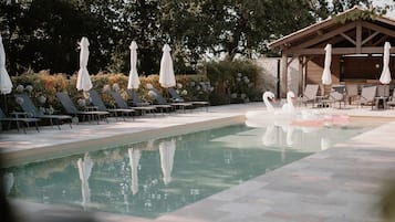 En säsongsöppen utomhuspool