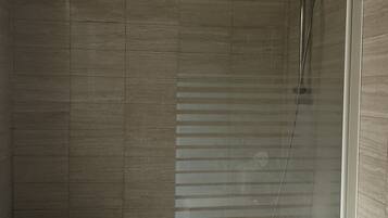 タオル、トイレットペーパー