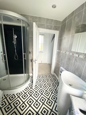 House | Bathroom | Combined shower/tub, deep soaking tub, hair dryer, towels - Large Country Mansion in Glasgow Newton Mearns (Glasgow)