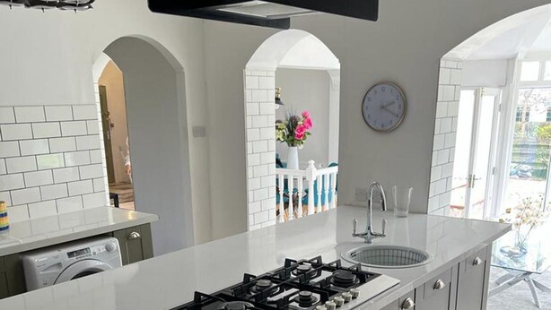 Casa | Cocina privada | Refrigerador, microondas, horno y parrilla de estufa 