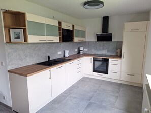 Mikrobølgeovn, ovn, kokeplater og oppvaskmaskin