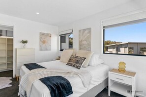 3 slaapkamers, een bureau, een strijkplank/strijkijzer, reisbedje