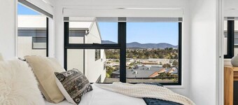 "Mountain View Villa"-Newly Built -10 min to CBD