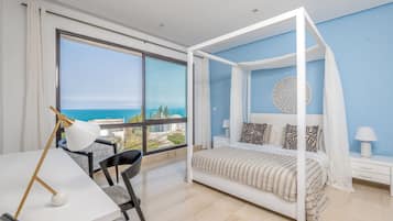 Family Villa | 3 bedrooms, iron/ironing board, free WiFi