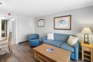 TV - Oceanfront Suite: Complimentary Breakfast 10th Flr (Myrtle Beach)