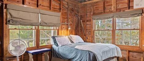 3 عدّة غرف نوم وخدمة الإنترنت وملاءات أسرّة